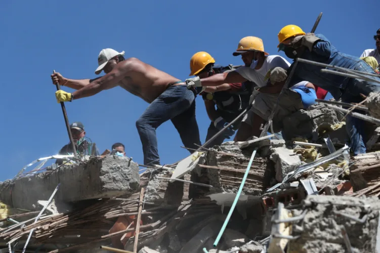 As search for thousands of missing pushes on, Colombia earthquake tests new president